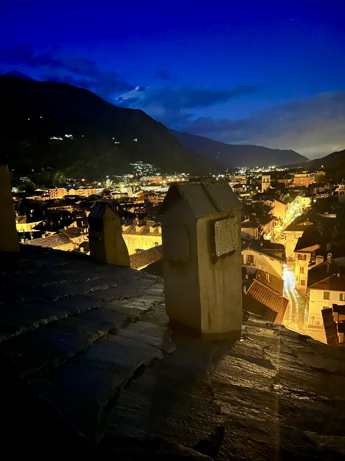 panorama di Susa di notte dal tetto del Castello di Adelaide
