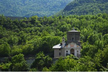 fronte della chiesa immersa nella vegetazione verde. 
