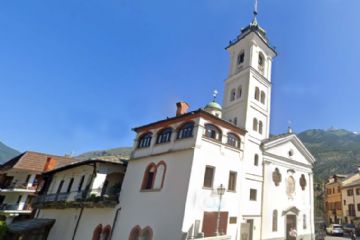 visione dal basso della chiesa. Palazzo bianco con campanile centrale. 