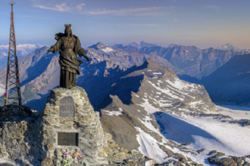 vista della cappella sulla cima della montagna innevata.