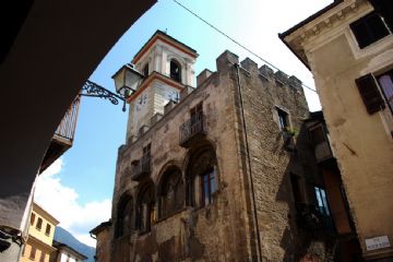 visione del palazzo dal basso.