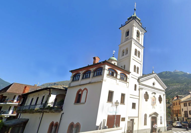 visione dal basso della chiesa. Palazzo bianco con campanile centrale. 