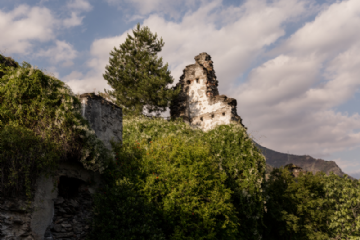 rappresentazione dei resti della fortezza. Le mura restanti si trovano nella vegetazione. 