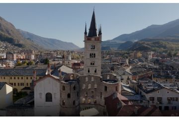vista della cattedrale di Susa con sfondo il paese. 
