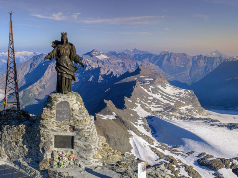 vista della cappella sulla cima della montagna innevata.