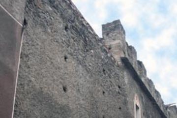porzione di fortificazione vista dal basso.