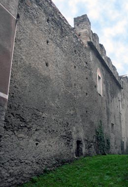 porzione di fortificazione vista dal basso.